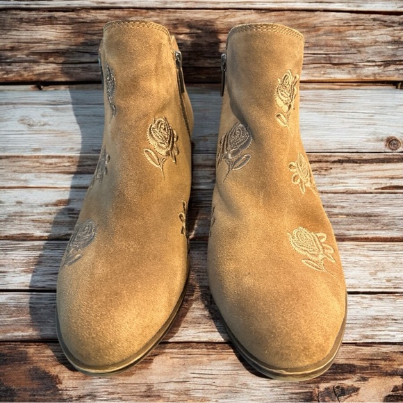 LUCKY Boots with Sassy Embroidered Flower Design Size 11 - Picture 3 of 6